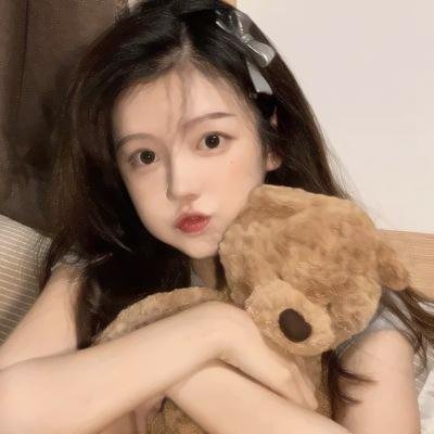 女生向前走